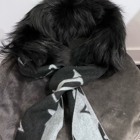 LOUIS VUITTON Reykjavik Fur Scarf - Picture 5 of 8